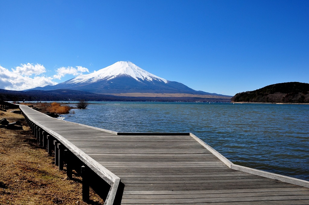 山梨県の富士五湖の1つ山中湖の交流プラザきららから見る富士山