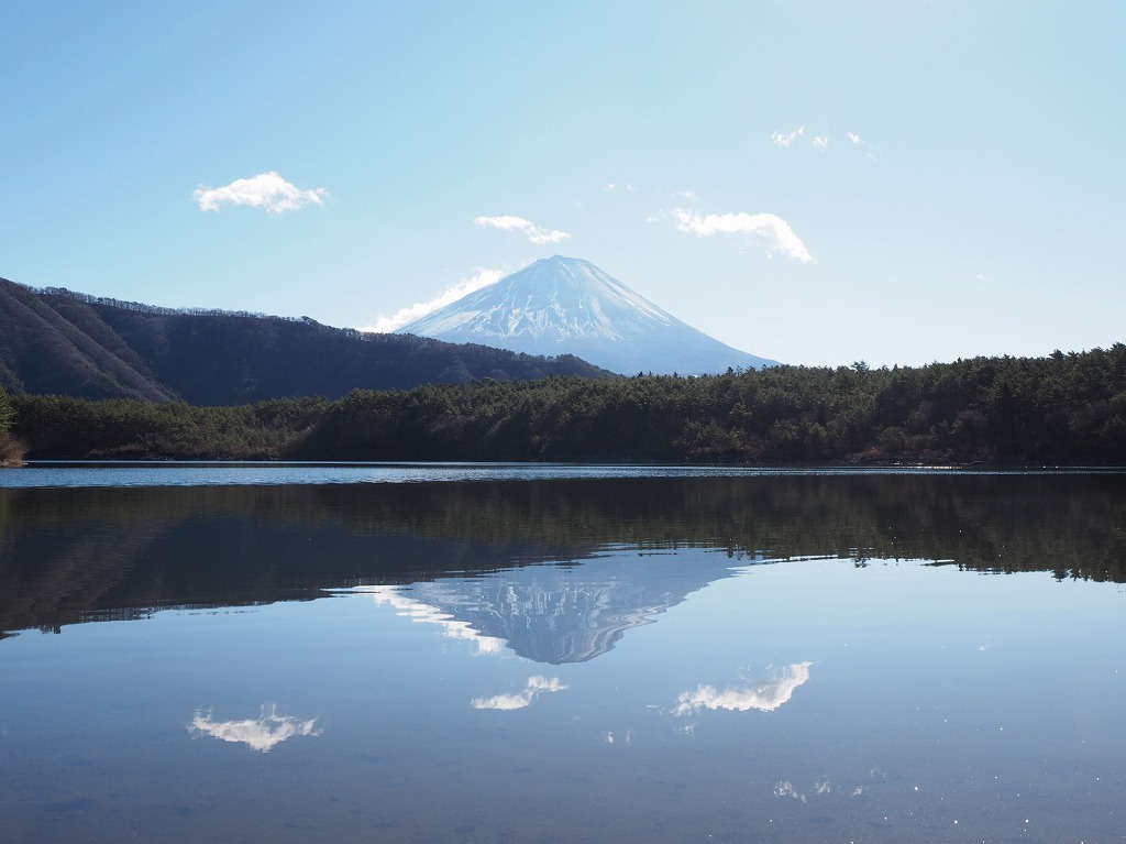 山梨県の富士五湖の1つ西湖の根場浜から見る富士山