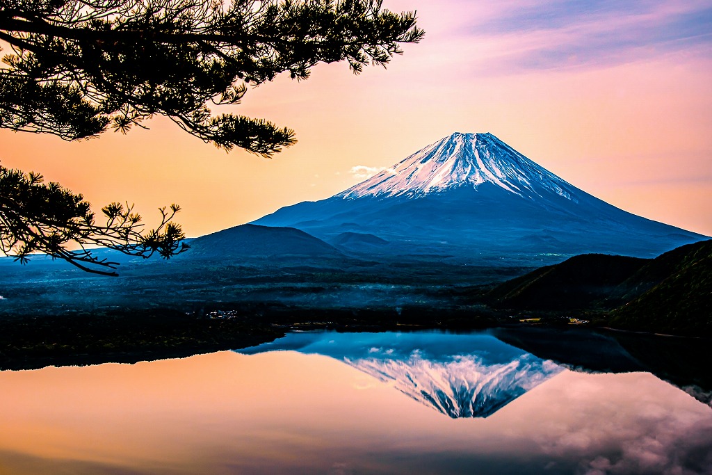山梨県の富士五湖の1つ本栖湖の中ノ倉峠から見る富士山